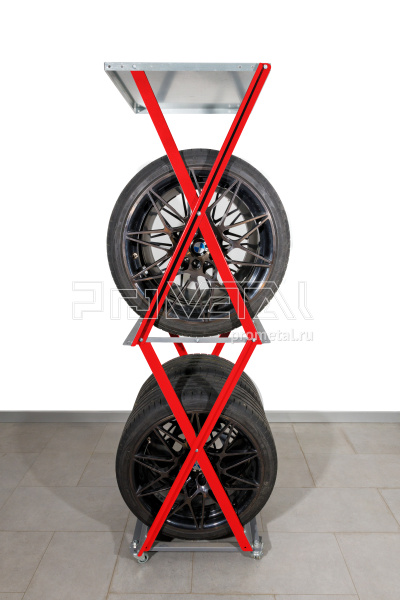 Стойка для колёс 2х2 на ножках с полкой